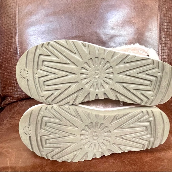 UGG Australia Shimmering Metallic Pink Booties With Fuzzy Bow Size 6 - Picture 4 of 9